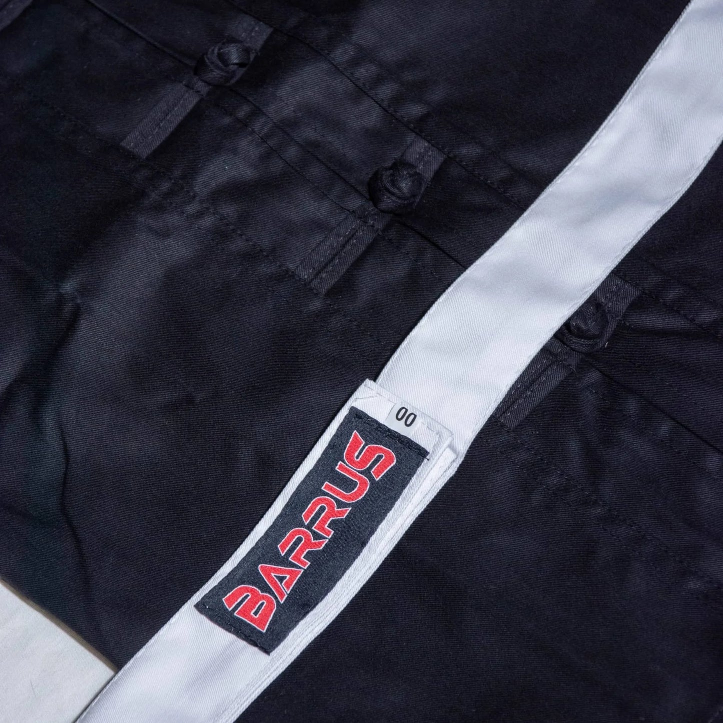 Divisa Kung Fu Barrus Uniforme Kimono Arti Marziali Wushu Tai Chi Shaolin colore Nero dettaglio - Punto Fitness Potenza